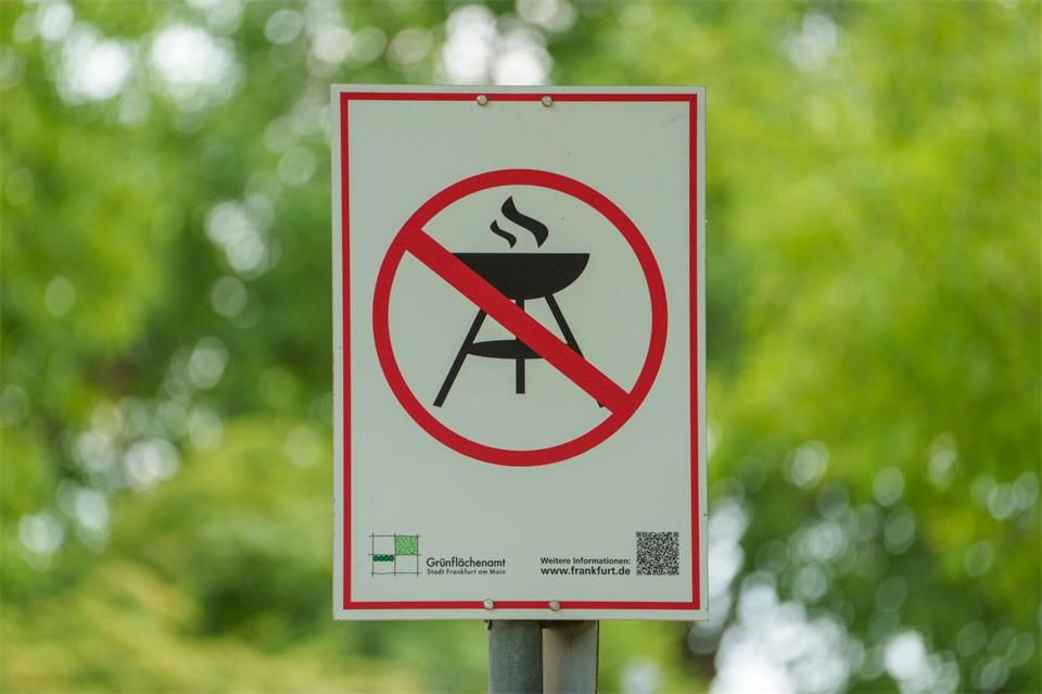Die Feuerwehr wird wegen einer starken Rauchentwicklung zu einem leerstehenden Gebäude gerufen. Drei Jugendliche hatten dort versucht, eine Grillparty zu veranstalten. (Symbolbild)Andreas Arnold/dpa