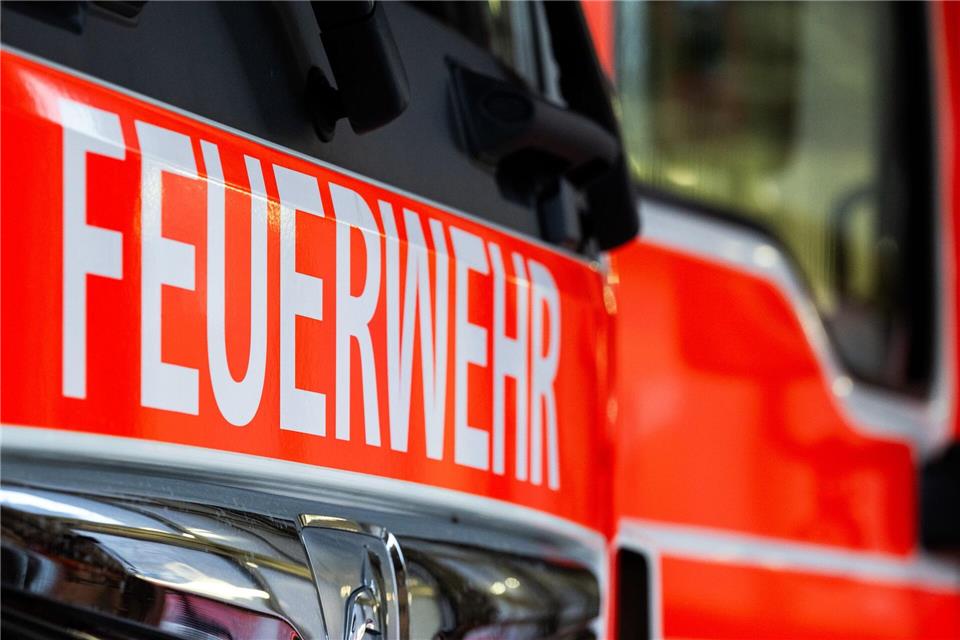 Die Feuerwehr wurde zu dem brennenden Lkw auf der A3 gerufenSoeren Stache/dpa