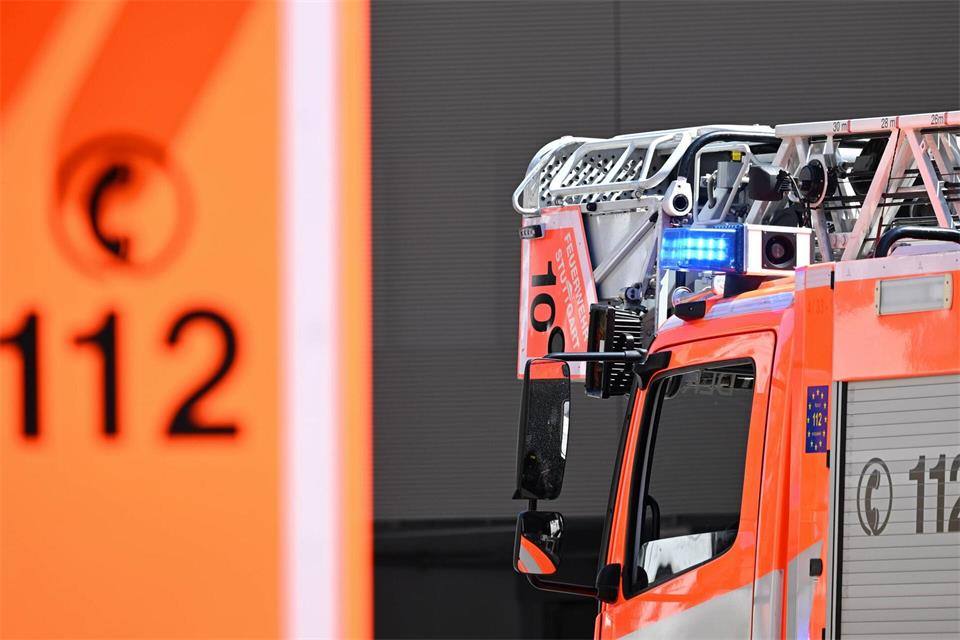 Die Feuerwehr wurde zu einer Einrichtung für betreutes Wohnen gerufen. (Symbolbild)Bernd Weißbrod/dpa