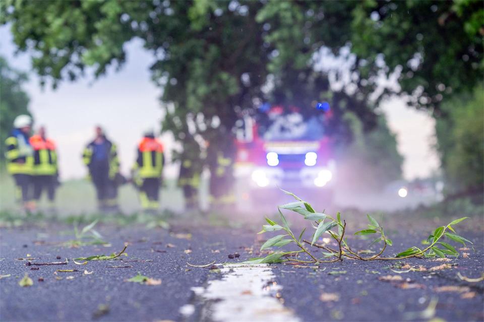 Die Feuerwehren im Land mussten zu zahlreichen Einsätzen ausrücken. (Symbolbild) Pia Bayer/dpa