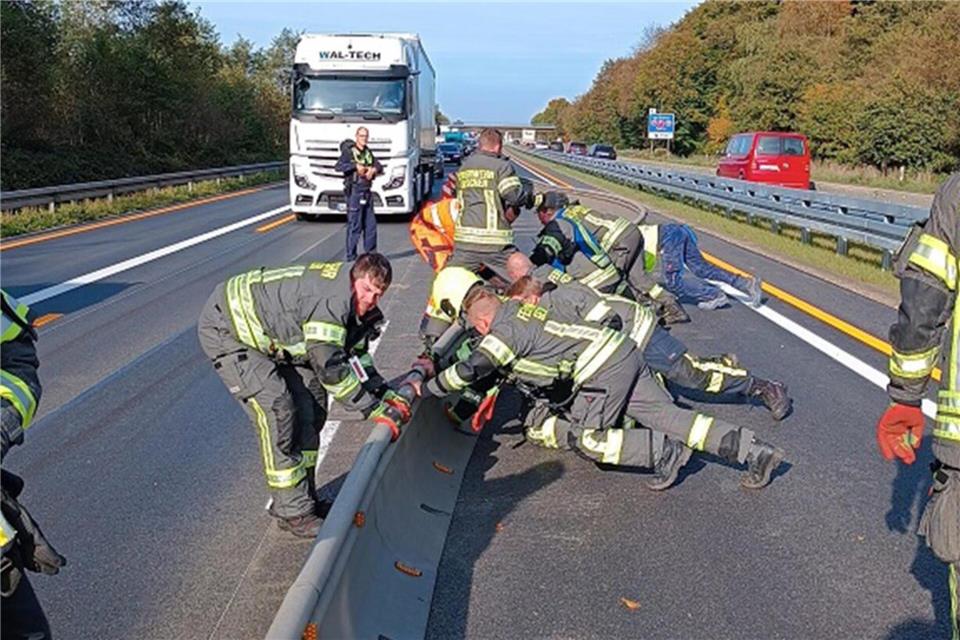 Die Feuerwehrleute aus Gescher hoben die Leitplanke mit einem hydraulischen Spreizer stückweise an und drückten sie per Muskelkraft wieder an den ursprünglichen Standort zurück.