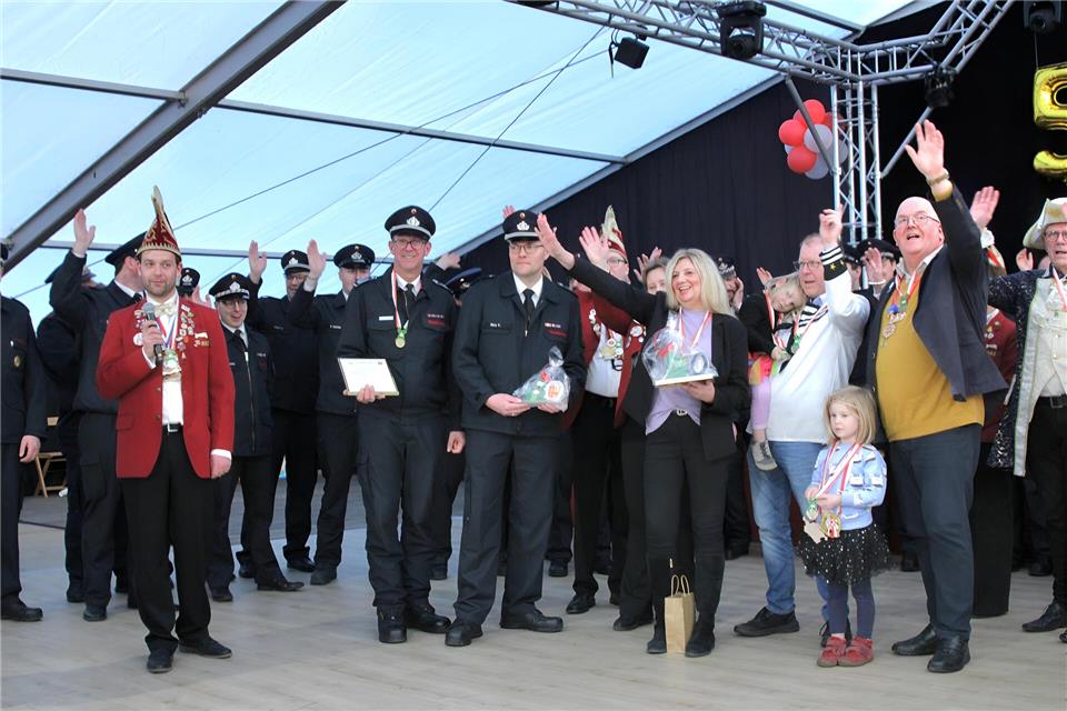 Die Feuerwehrleute erhielten die Meritenmedaille, das Ortsmarketing hingegen den Lümmelorden. 