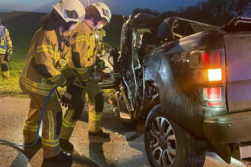 Die Feuerwehrleute haben den eingeklemmten Fahrer aus seinem Wagen befreit.