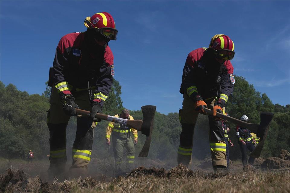 Die Feuerwehrleute müssen unter anderem Glutnester aufspüren und ablöschen.Sven Kaeuler/dpa