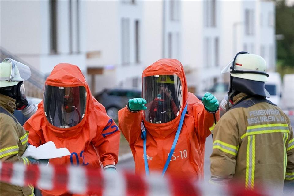 Die Feuerwehrleute trugen teils Schutzanzüge. Enrique Kaczor/dpa