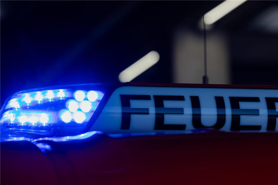 Die Feuerwehrleute verhinderten, dass die Flammen auf ein Gebäude übergreifen konnten. (Symbolbild)Rolf Vennenbernd/dpa