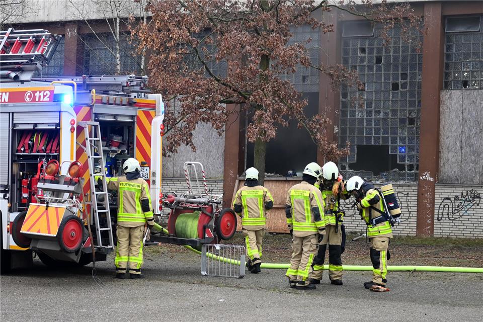 Brand in einer ehemaligen Turnhalle in Dorsten-Hervest Feuerwehrleute löschen den Brand in der Turnhalle