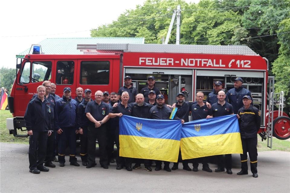 Die Feuerwehrmänner aus dem Dorf Zymno Voda überreichten den Kameraden aus Borken und Heiden ukrainische Flaggen als Erinnerung, die sie alle unterschrieben haben.