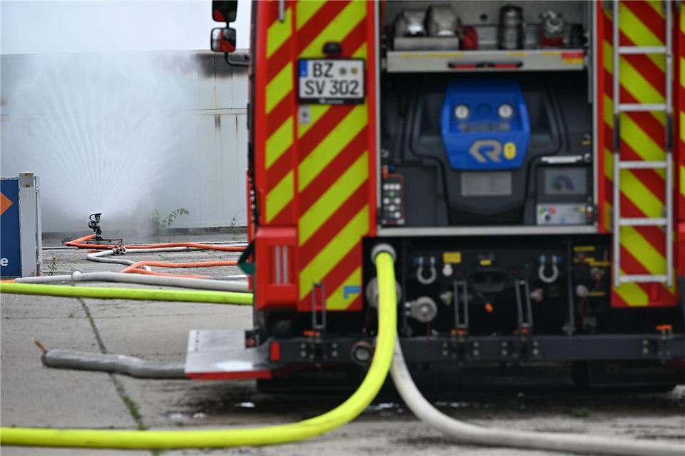 Die Feuwehr kühlt die brennenden Batterien mit bis zu 5.000 Litern Löschwasser pro MInute.Katharina Kausche/dpa