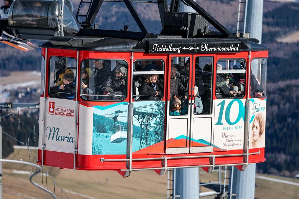 Die Fichtelberg-Schwebebahn dürfte bald wieder mit Wintersportlern gefüllt sein (Archivbild).Jan Woitas/dpa