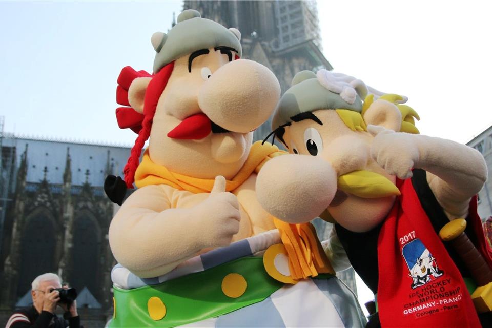 Die Figuren von Asterix und Obelix stehen am 16.03.2017 als Maskottchen der Eishockey-WM vor dem Kölner Dom.