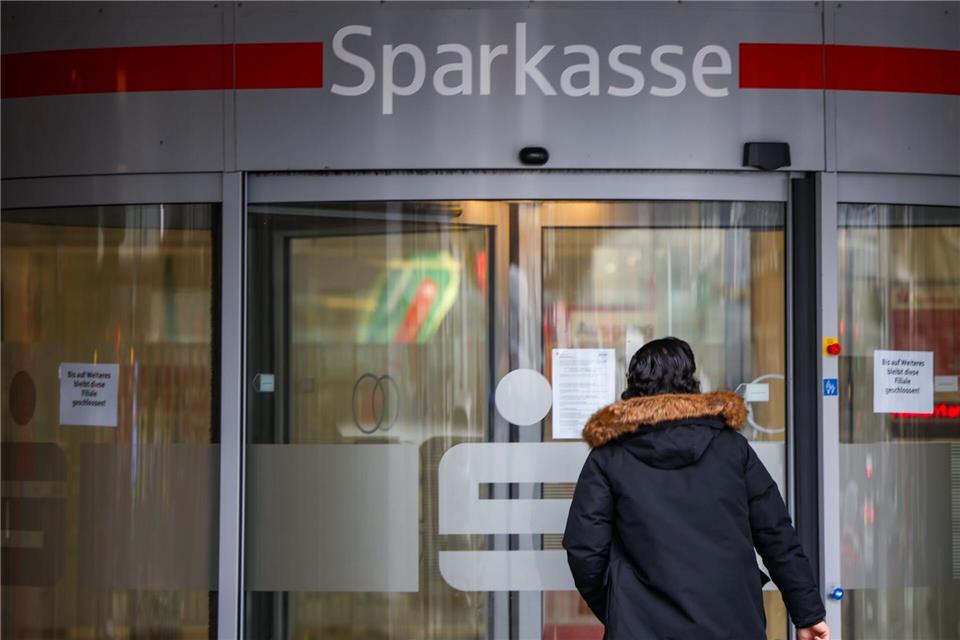 Die Filiale in Gelsenkirchen-Buer bleibt nach dem Einbruch weiter geschlossen. Nur der SB-Bereich öffnet.Christoph Reichwein/dpa