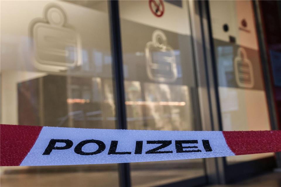 Die Filiale ist wegen der Folgen des Einbruchs weiterhin gesperrt. (Archivbild)Oliver Berg/dpa