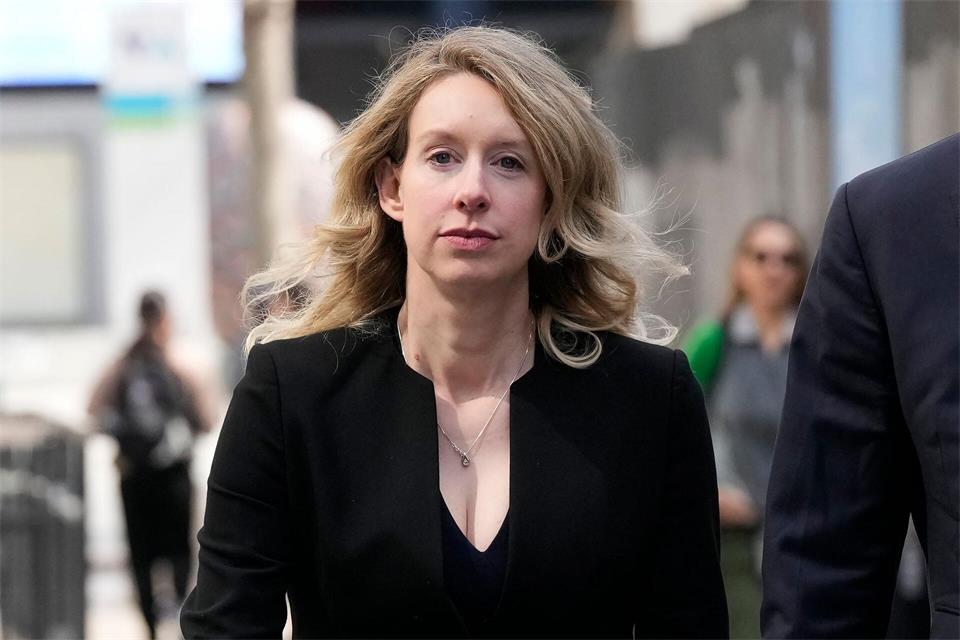 Die Filmemacher haben die ehemalige Theranos-Chefin in dem Monat vor Antritt ihrer Haftstrafe begleitet. (Archivbild)Jeff Chiu/AP