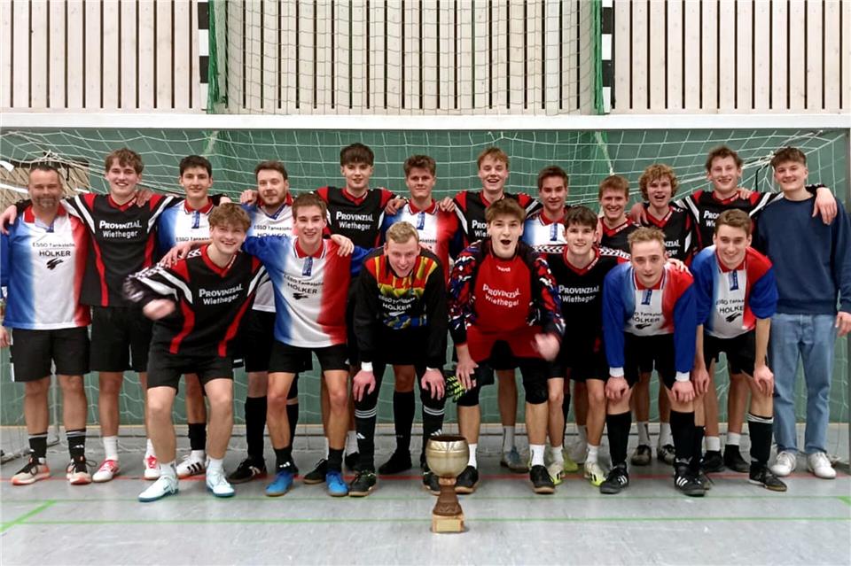 Die Finalisten Schulter an Schulter hinter dem Hookspokal: Der Mallißer-Ring (schwarze Trikots) gewann den Cup nach dem Endspiel-4:2 gegen den Thebenkamp.