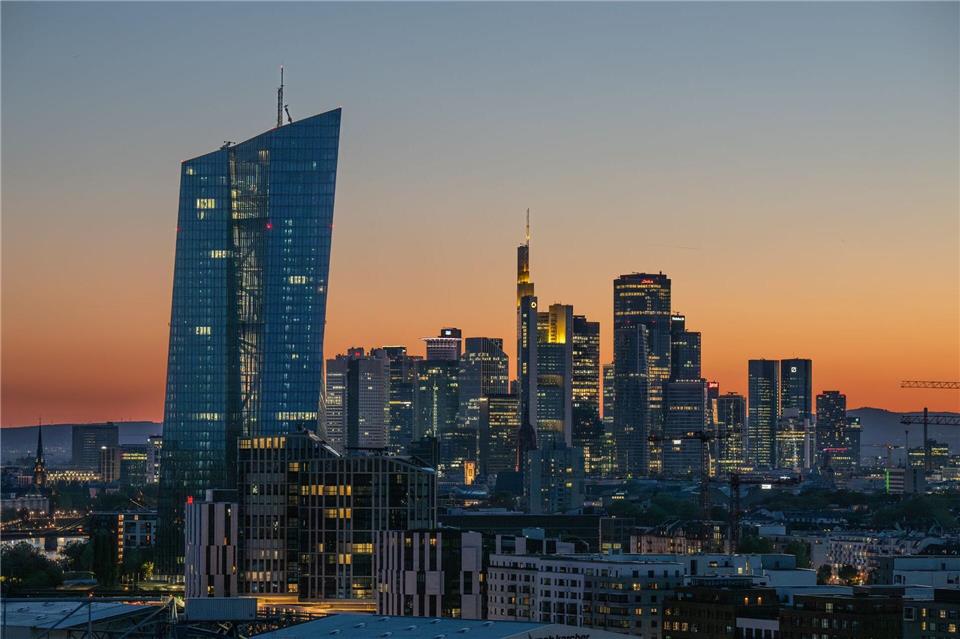 Die Finanzaufsicht warnt vor steigenden Risiken für Kreditausfälle. (Symbolbild) Boris Roessler/dpa