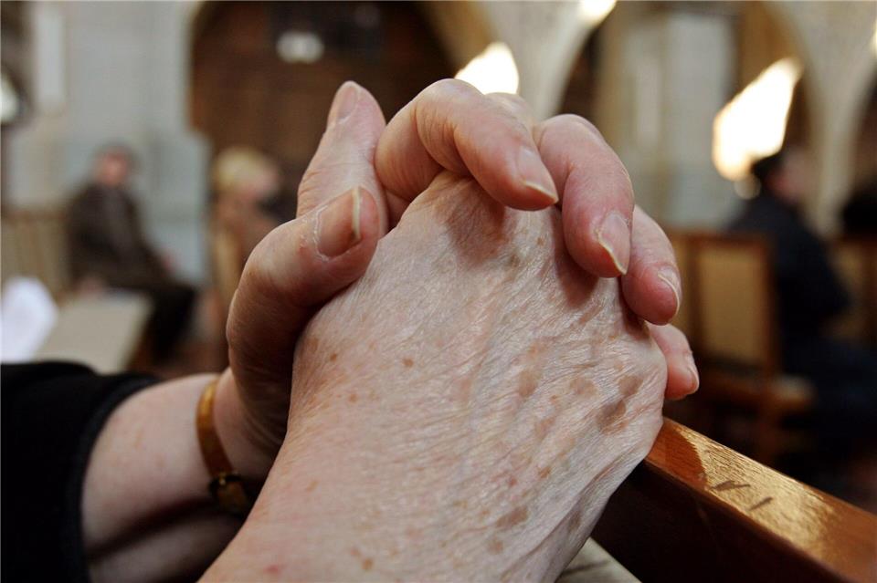 Die Finanzierung des Buß- und Bettages in Sachsen stößt im Freistaat selbst weiterhin auf Kritik (Symbolbild). Arno Burgi/dpa-Zentralbild/dpa