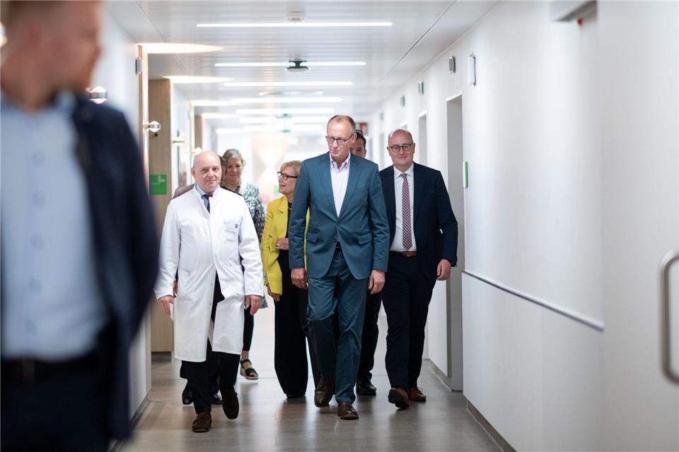 Die Finanzierung des Gesundheitssystems war auch Thema beim Besuch von Bundeskanzler Merz im Alfried-Krupp-Krankenhaus in Essen. Fabian Strauch/dpa