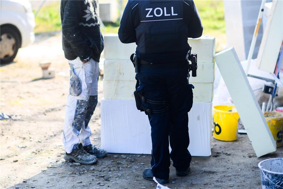 Die Finanzkontrolle Schwarzarbeit hat auf mehreren Baustellen Unregelmäßigkeiten festgestellt. (Symbolbild)Julian Stratenschulte/dpa