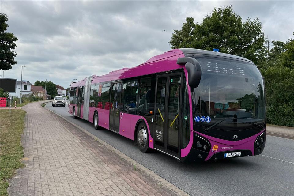 Die Firma Ecovista organisiert im Auftrag der Bahn den Ersatzverkehr mit Bussen auf der Strecke. Iris Leithold/dpa