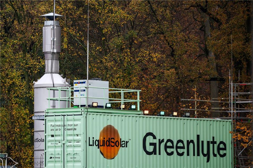 Die Firma Greenlyte hat in Duisburg jetzt eine Anlage in Betrieb genommen, die in einem aufwendigen Verfahren mit klimaneutral erzeugtem Strom aus Luft und Wasser künstliches Erdgas produziert.Christoph Reichwein/dpa