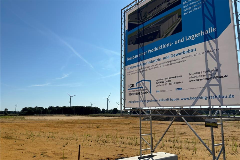 Die Firma Ibo Immobilien GmbH weist als Bauherr auf ihr Vorhaben in Raesfeld hin.