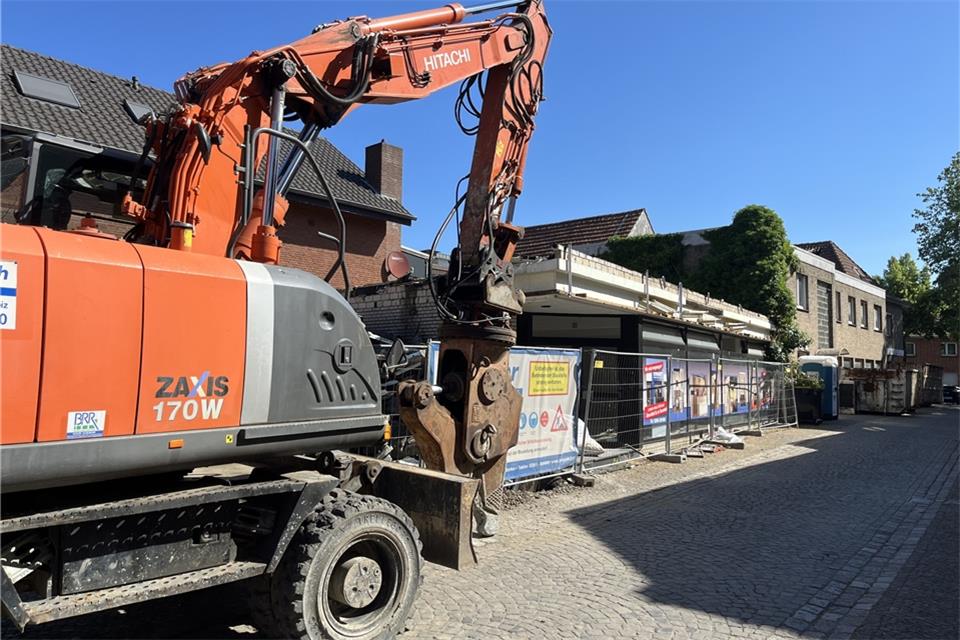 Die Firma hat die Abbrucharbeiten mit einem Bagger begonnen.