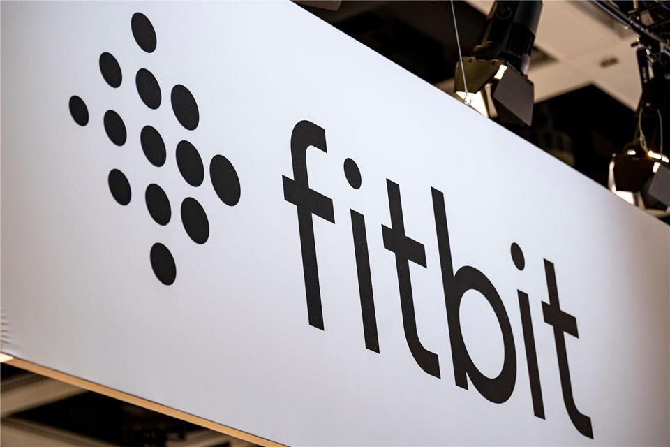 Die Fitness-App von Google heißt jetzt nicht mehr Fitbit, sondern Google Health. Beim Tracker Fitbit Air bleibt der Markenname dagegen erhalten. Fabian Sommer/dpa