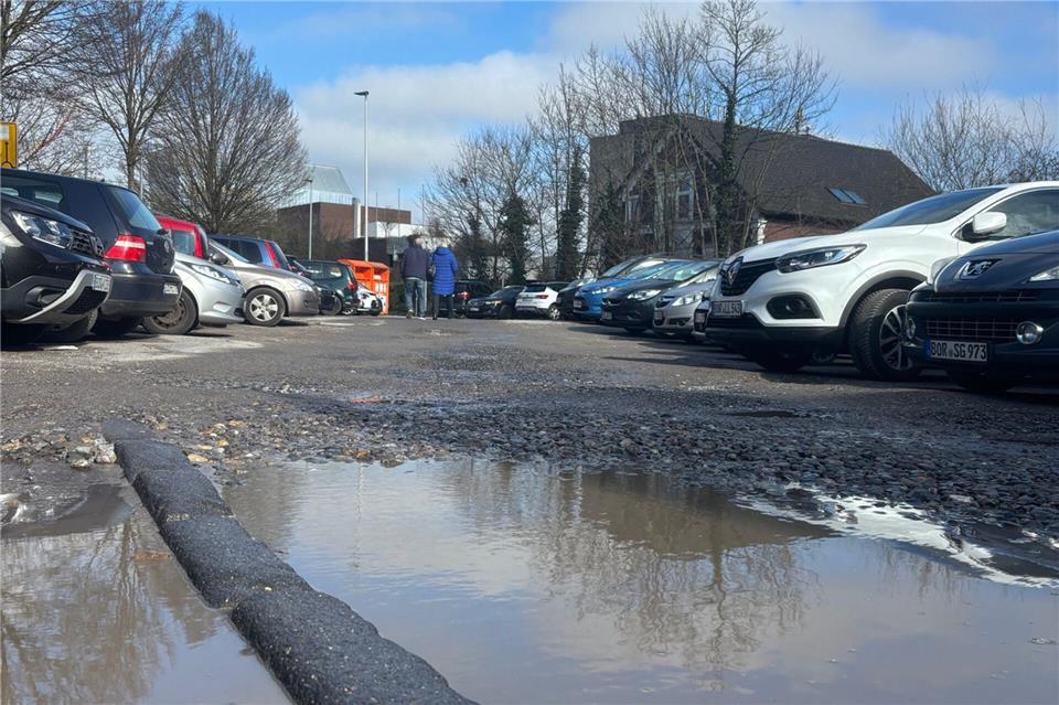 Die Fläche weist sehr große Schlaglöcher auf