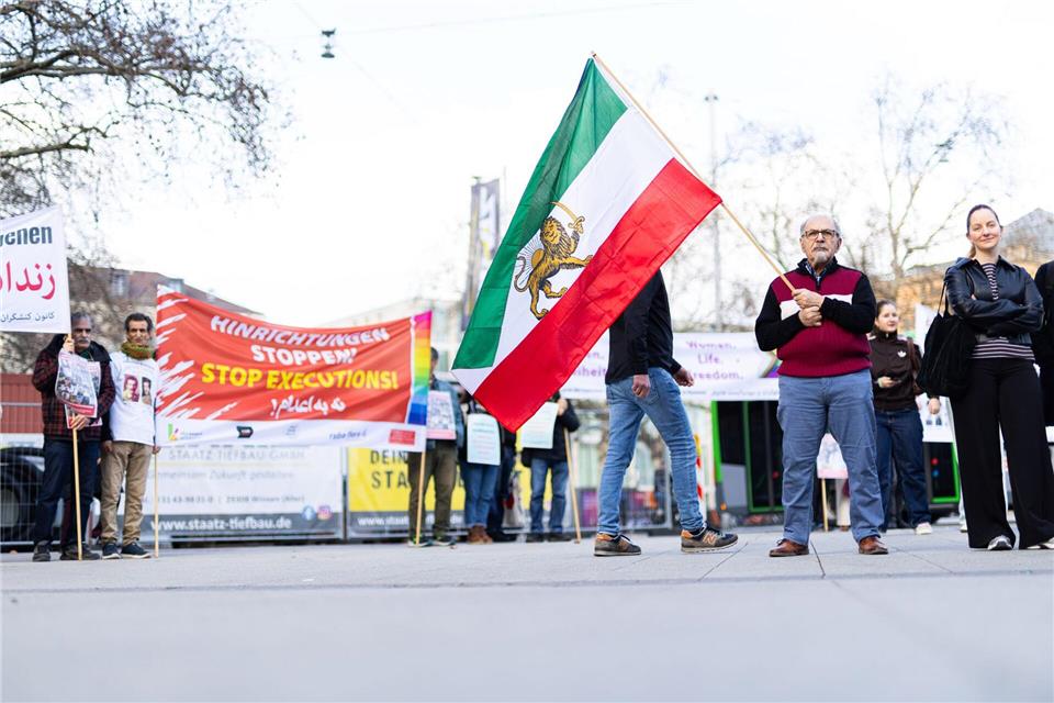 Die Flagge mit dem Löwen führte der Iran vor der Islamischen Revolution.Michael Matthey/dpa