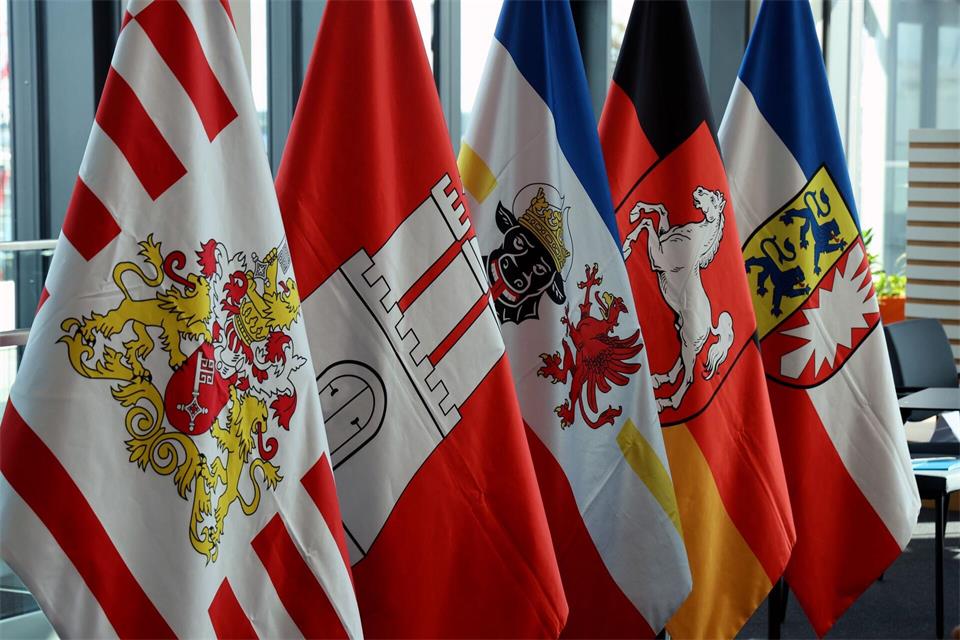 Die Flaggen der fünf norddeutschen Bundesländer bei der Konferenz in Rostock.Bernd Wüstneck/dpa