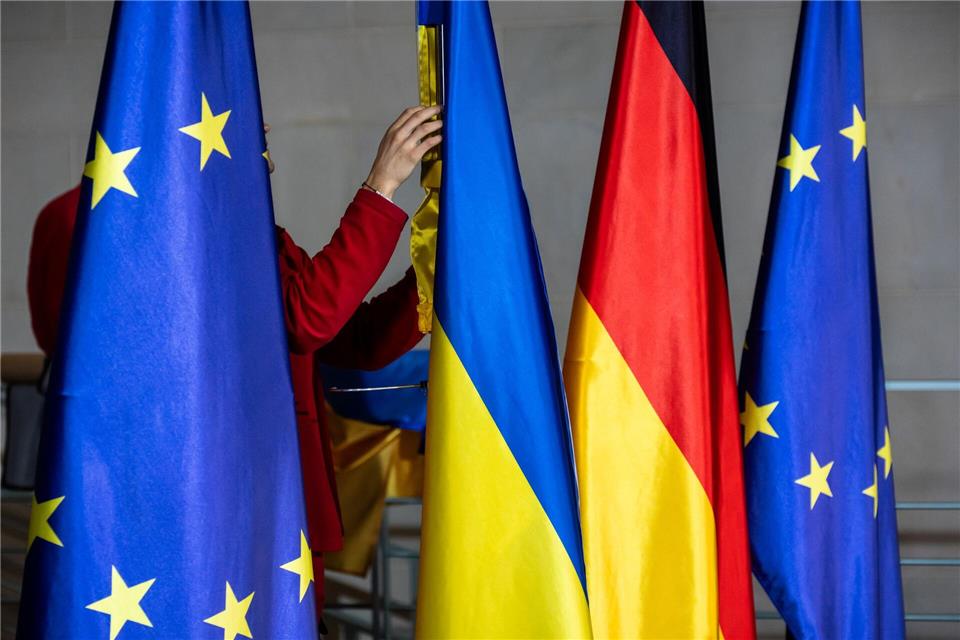 Die Flaggen von Europa, der Ukraine und Deutschland werden zu der Pressekonferenz von Bundeskanzler Merz (CDU) und Selenskyj, Präsident der Ukraine im Kanzleramt aufgebaut. Michael Kappeler/dpa