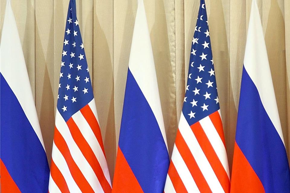 Die Flaggen von Russland und den USA.