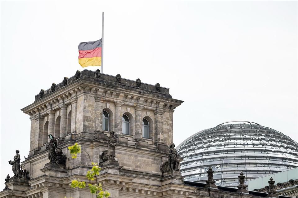 Die Flaggen wehen auf Halbmast.Fabian Sommer/dpa