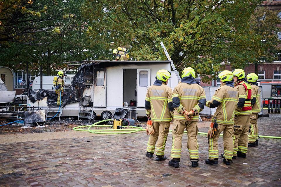 Die Flammen griffen auf zwei weitere Fahrzeuge über.Sina Schuldt/dpa