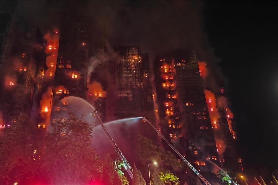 Die Flammen hatten sich über das Bambusgerüst rasant ausgebreitet. Chen Duo/XinHua/dpa