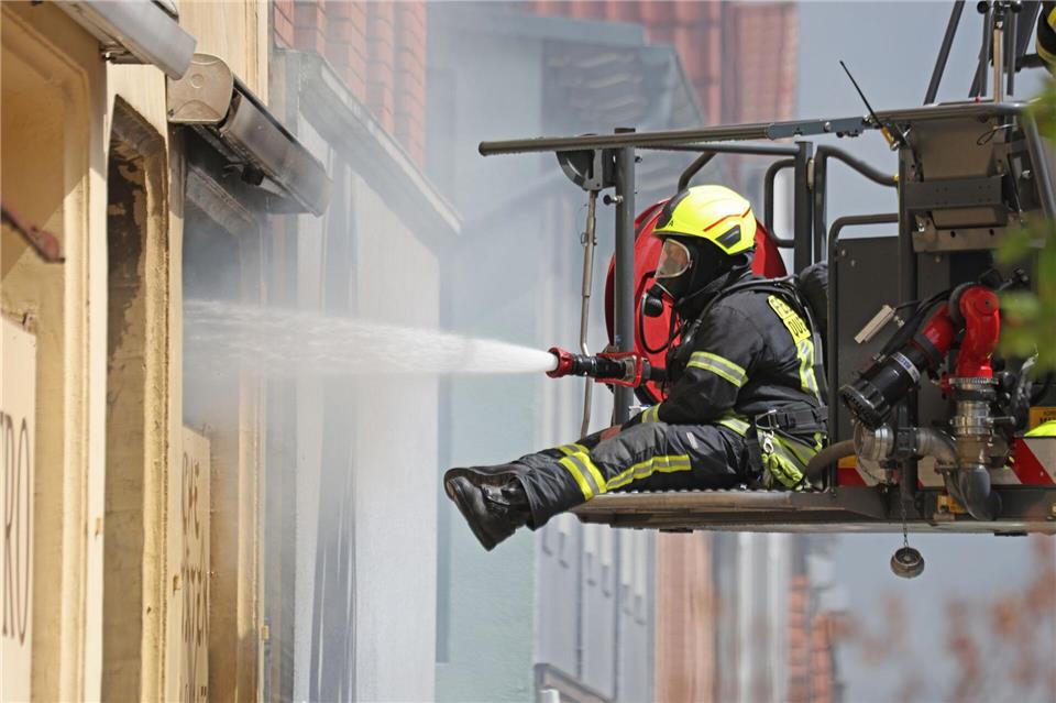 Die Flammen schienen schon gelöscht, breiteten sich dann aber doch weiter in dem betroffenen Haus aus.Matthias Bein/dpa