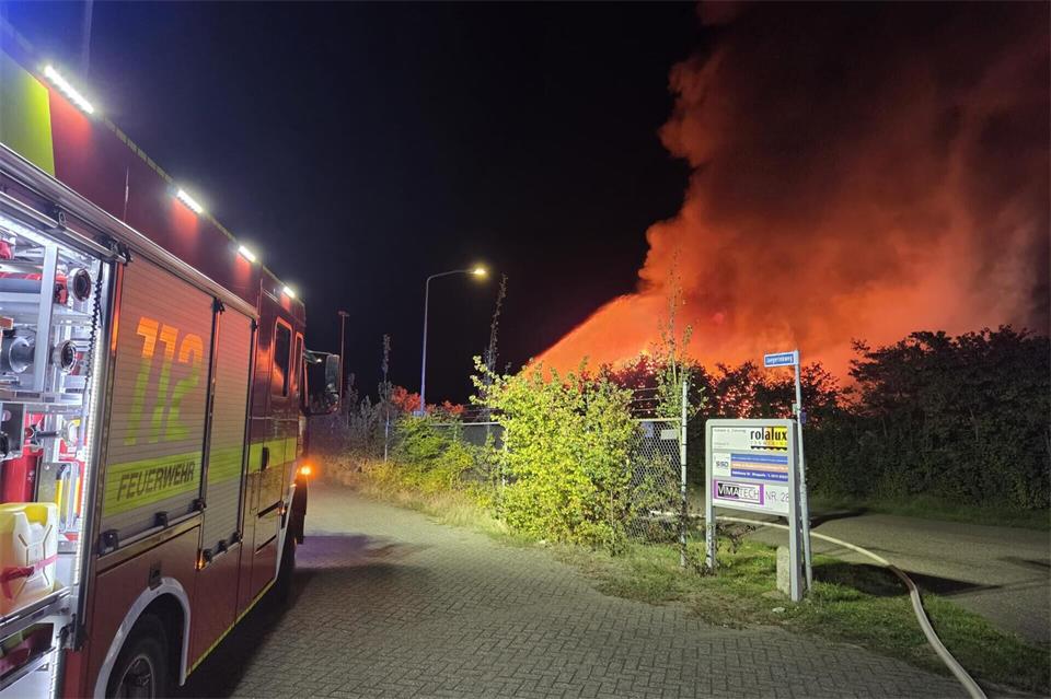 Die Flammen schlugen anfangs meterhoch in den Himmel. Der Löschzug Suderwick war mit zwei Fahrzeugen und elf Kräften im Einsatz.