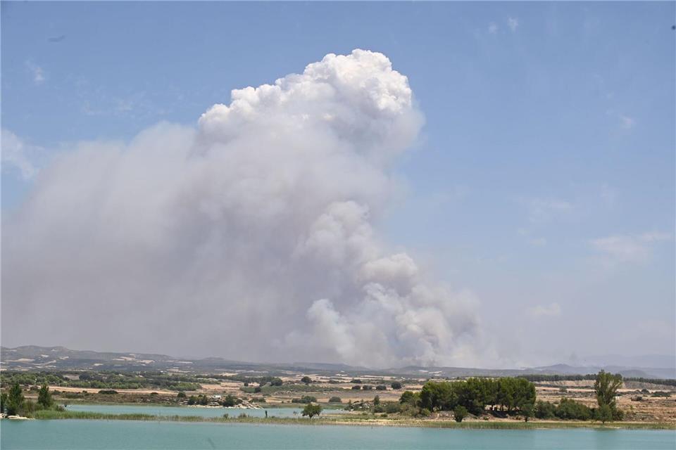 Die Flammen sind außer Kontrolle.Ramón Comet/EUROPA PRESS/dpa