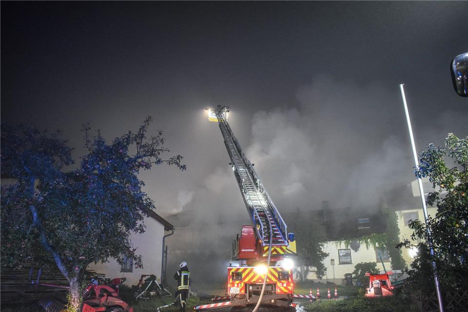 Die Flammen sind von einer Fahrzeughalle auf den Schweinestall übergegriffen.Fabian Koss/onw-images/dpa