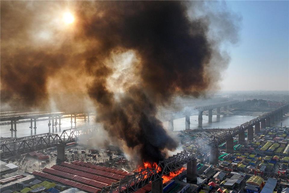 Feuer bei weltgrößtem Pilgerfestival in Indien Die Flammen sollen Berichten zufolge mehrere Zelte erfasst haben.Rajesh Kumar Singh/AP/dpa