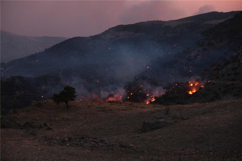 Die Flammen züngeln weiter im Süden der griechischen Urlaubsinsel Kreta.Giannis Angelakis/AP/dpa