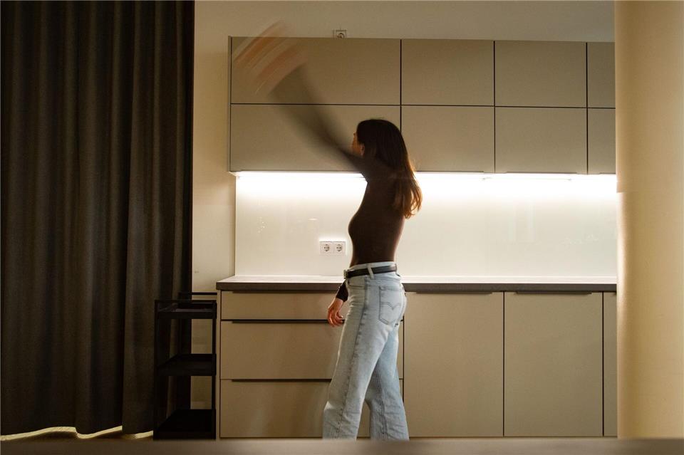 Die Flasche anschließend mit ausgestrecktem Arm ein paar Mal in der Luft rotieren.Christin Klose/dpa-tmn