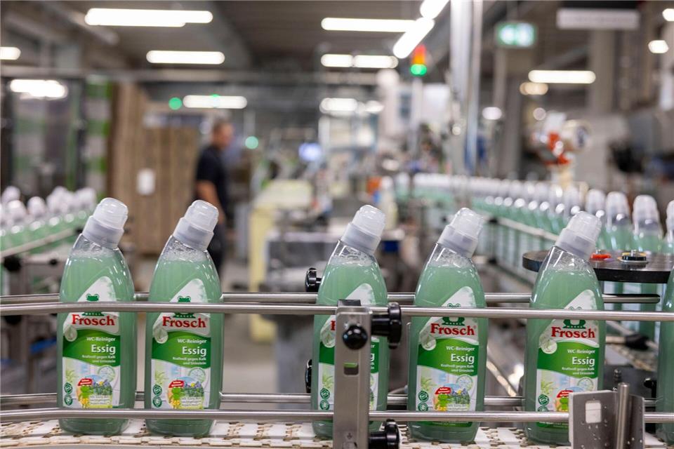Recycling aus dem Gelben Sack – warum es noch hakt Die Flaschen der Marke Frosch bestehen vollständig aus Altplastik aus dem Gelben Sack. Helmut Fricke/dpa