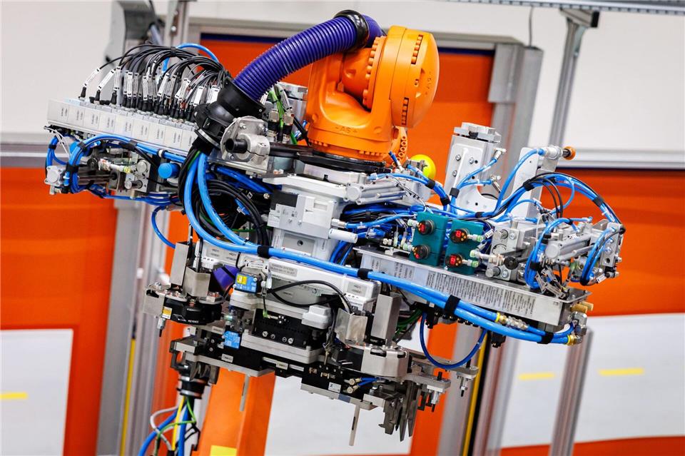 Die Flaute in der bayerischen Metall- und Elektroindustrie hält auch nach drei Jahren weiter an. (Symbolbild)Daniel Karmann/dpa