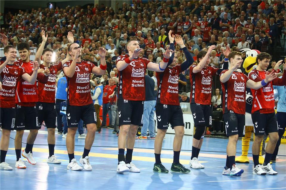 Die Flensburger Spieler bejubeln den Derby-Sieg.Michael Hundt/dpa