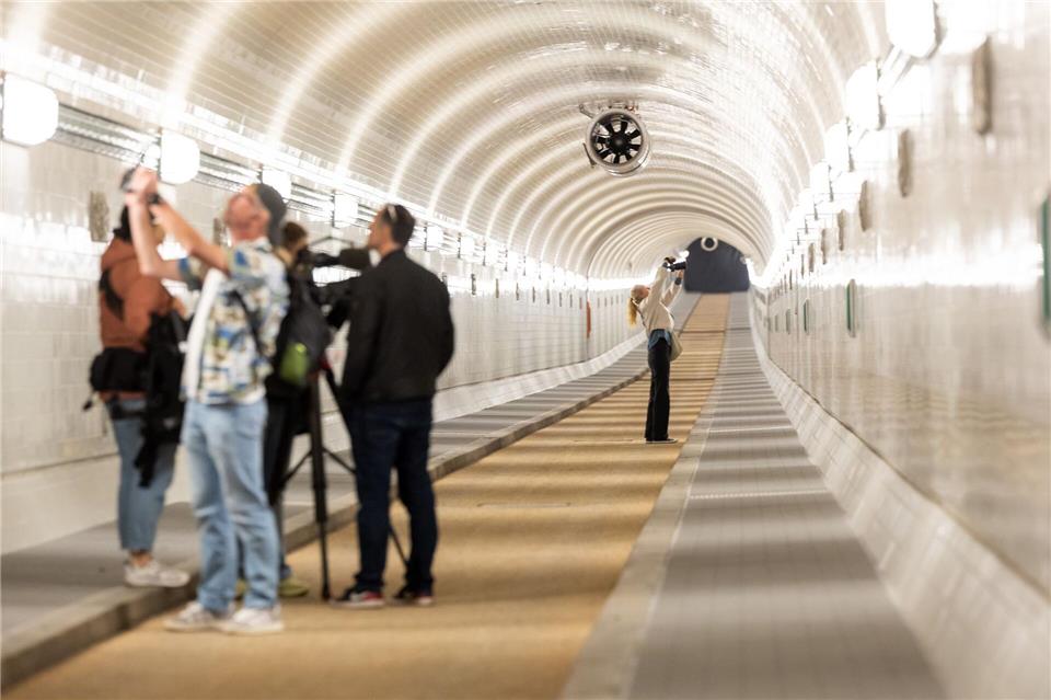Die Fliesen wurden in enger Abstimmung mit dem Amt für Denkmalschutz eingebaut und die Fahrbahn und Gehwege erneuert. Ulrich Perrey/dpa
