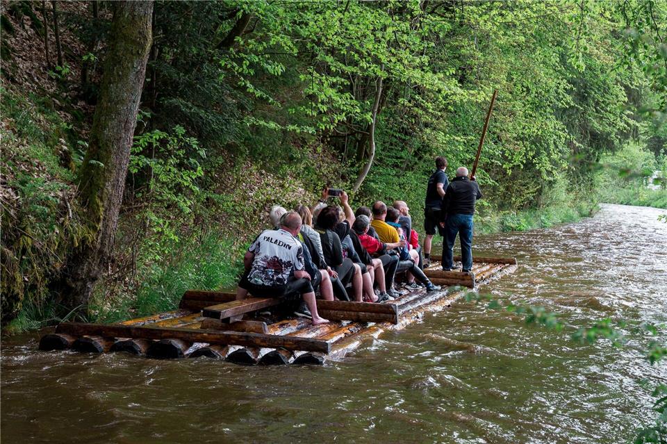 Die Floße fahren auf der Wilden Rodach im Frankenwald. (Archivbild)Daniel Vogl/dpa