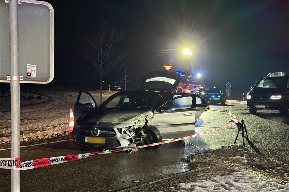 Die Flucht der Männer endete nach etwa 20 Kilometern in Weißenburg, als das Auto der Verdächtigen mit einem anderen Wagen zusammenstieß. (Archivbild)NEWS5 / Felix Besold/NEWS5 /dpa
