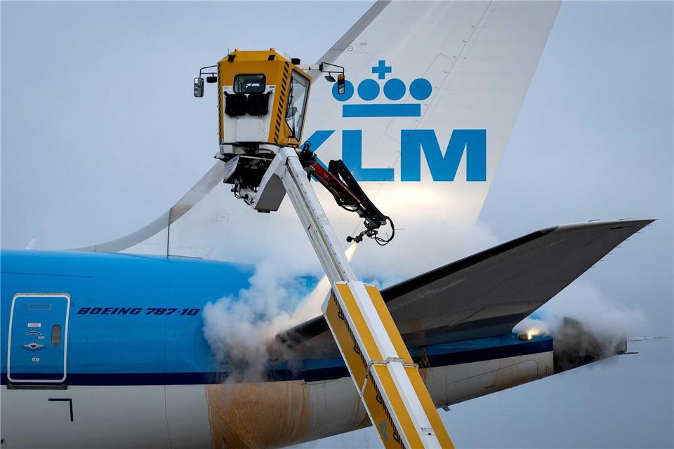 Die Flüssigkeit, mit der Flugzeuge am Flughafen Schiphol enteist werden, geht angesichts der winterlichen Wetterbedingungen zur Neige.Koen Van Weel/ANP/dpa